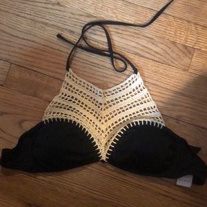 Bikini lab black with crochet neck